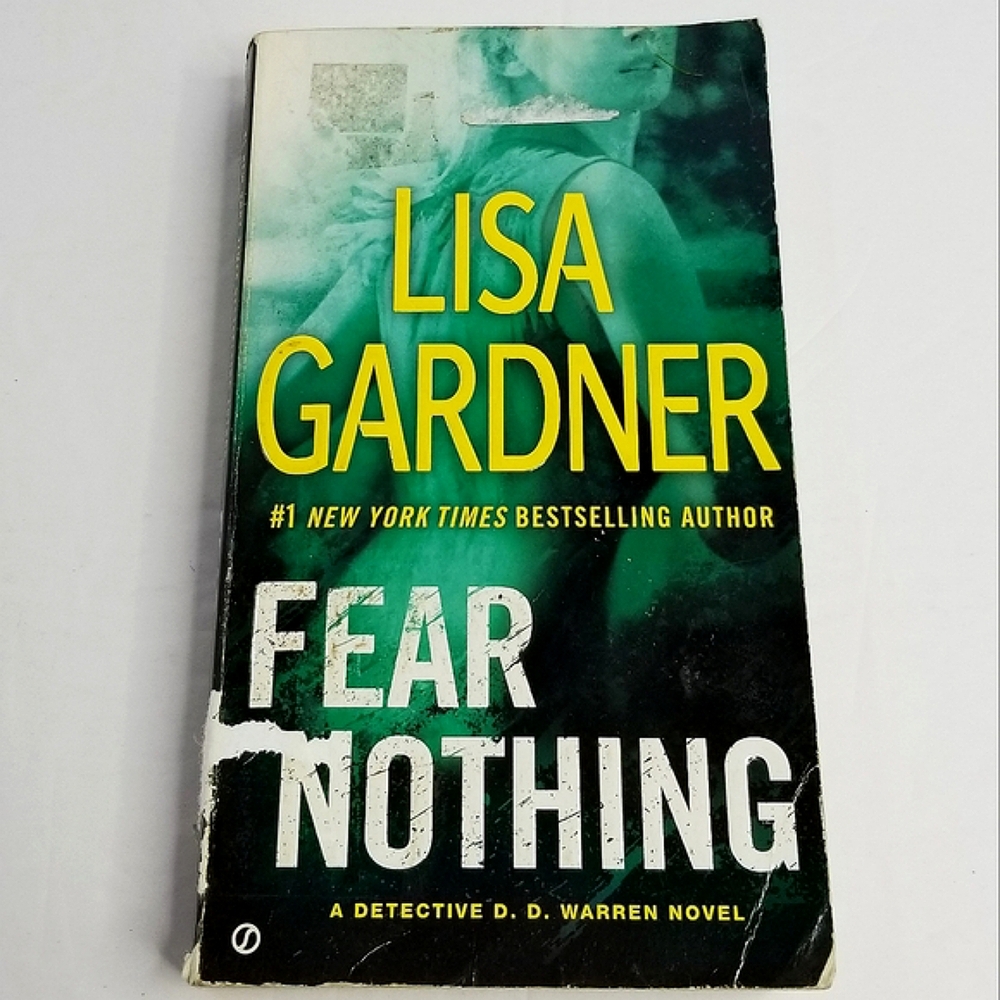 Fear Nothing (D.D. Warren) by Lisa Gardner- Paperback- 460 Pages- 2014- Fiction